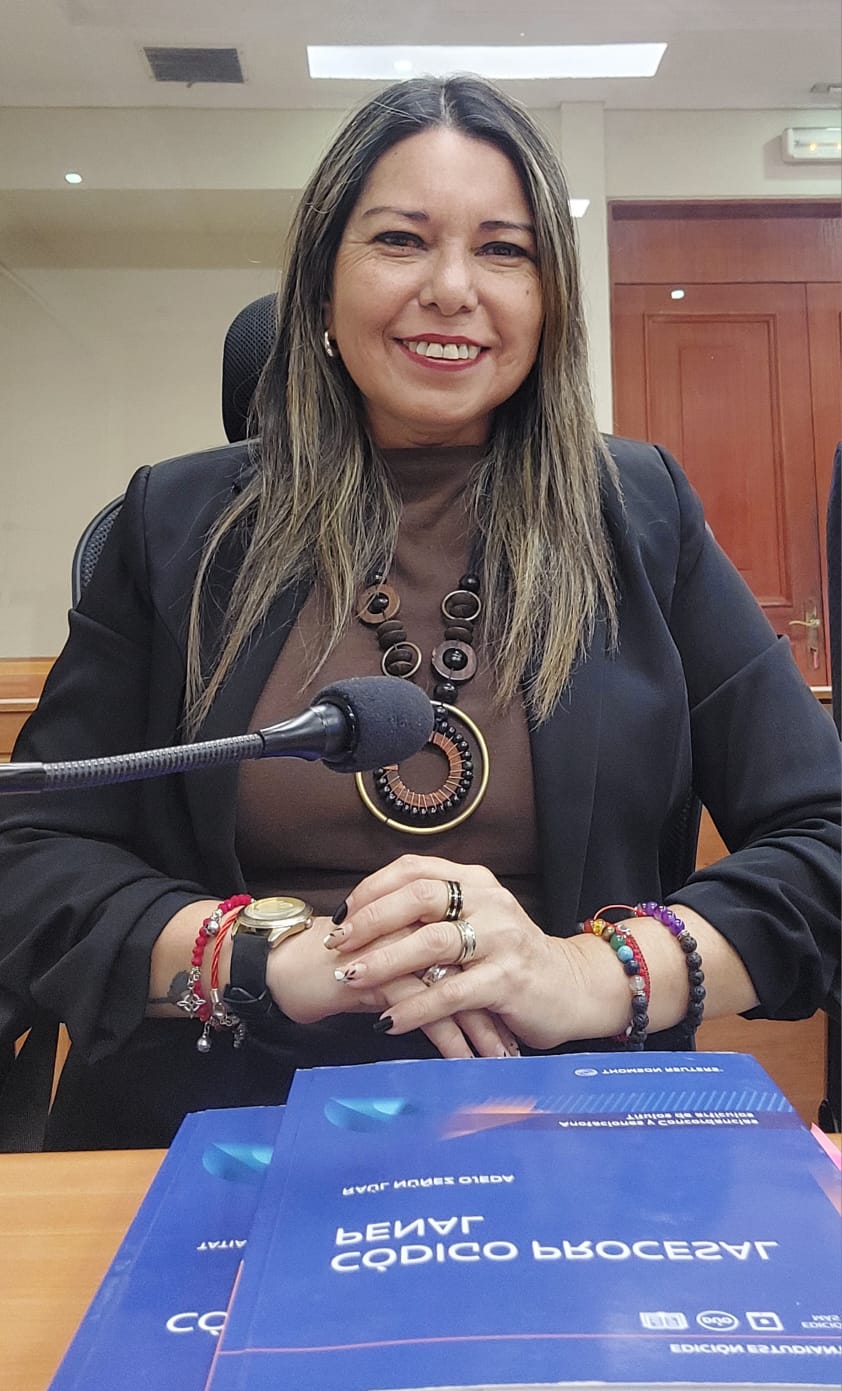 Karina Trujillo en contexto profesional jurídico.